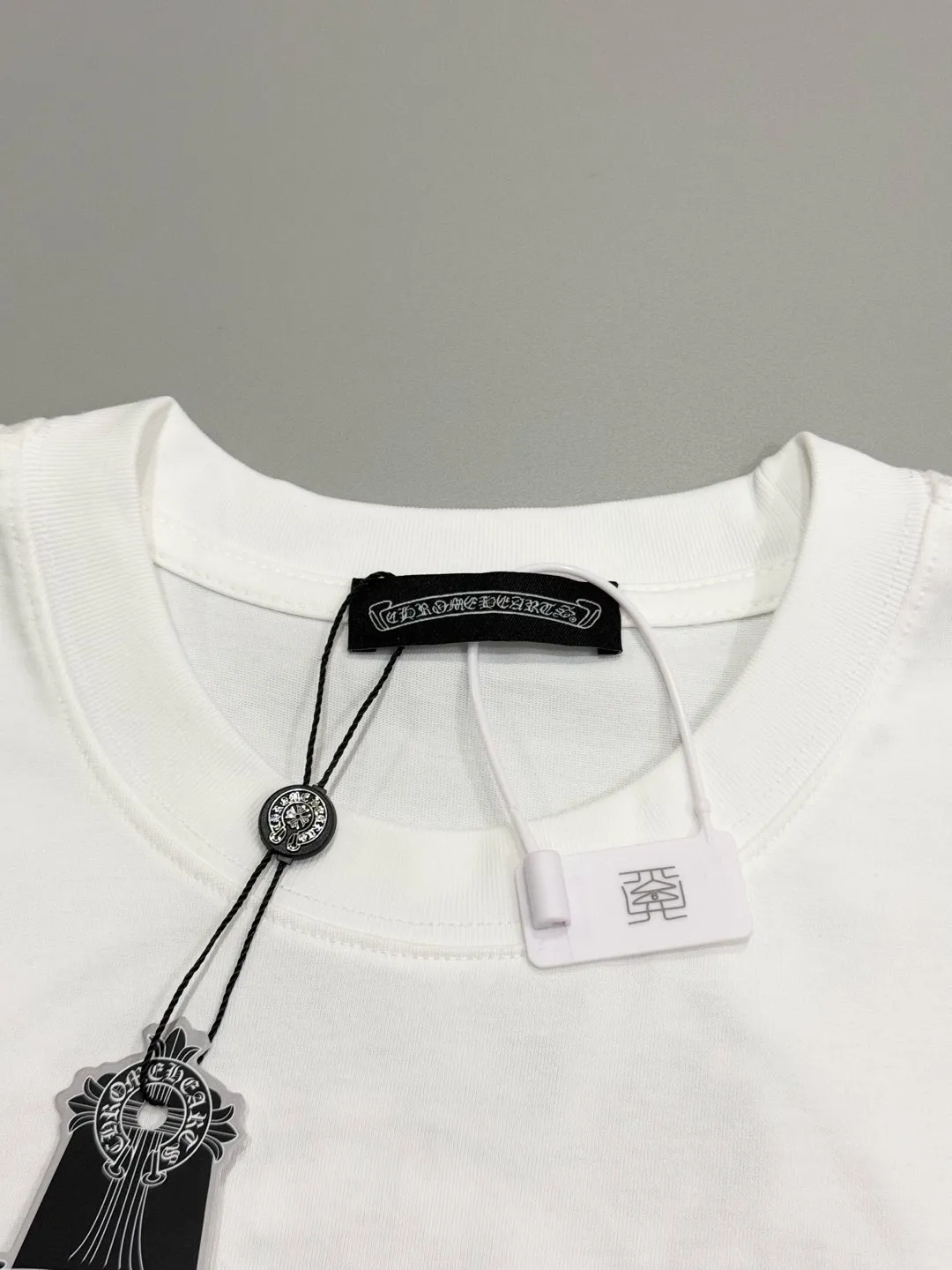 🅿️190 [High quality] Chrome hearts ss25 new first release latest short-sleeved round neck t-shirt, high-end customization, avant-garde and fashionable design! The brand logo is applied to the front and back cuffs using 100,000 needle embroidery techniques. High-end customized 280g fabric. Soft to the touch. Comfortable to wear. Exquisite stitching. Fine workmanship. The upper body effect is incomparably handsome! Same style for men and women, color: white, black size: S to xL